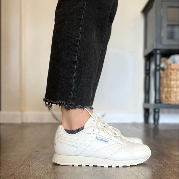 A&F Distressed Ultra High Rise Jeans - Picture 6 of 9